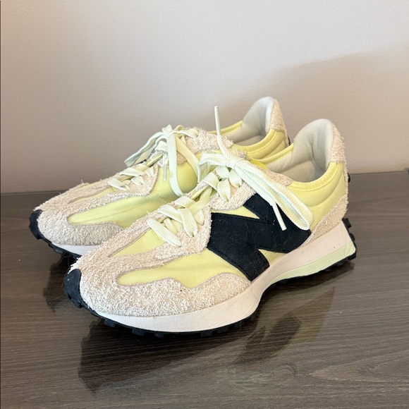 New Balance 327 Sneakers - Picture 1 of 3